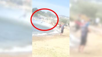 Varias personas caen al mar al ser impulsadas por las ráfagas de aire del motor de un avión