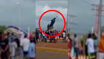 Los manifestantes de la oposición en Venezuela derriban una estatua de Hugo Chávez