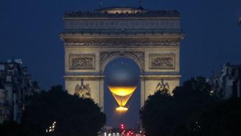 Así se eleva el pebetero olímpico al cielo de París por detrás del Arco del Triunfo