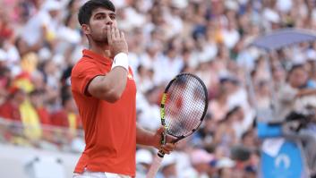 Carlos Alcaraz vence a Safiullin (6-4, 6-2) y ya está a un paso de la lucha por las medallas