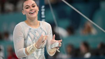 La historia de las locas fotos virales de una gimnasta olímpica con un queso gigante