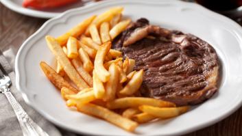 La falsa creencia sobre mezclar carne y patatas en la misma comida