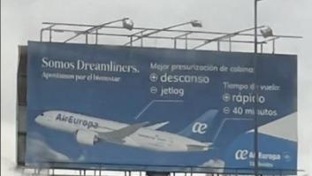 Critica un cartel de una aerolínea y, para sorpresa de todos, le acaban haciendo caso