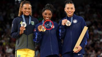 Algunos han hecho 'zoom' en el colgante de Simone Biles: es lo que parece y con él cierra bocas