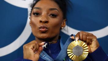 Simone Biles se sienta en la mesa junto a Larysa Latynina y Vera Caslavska