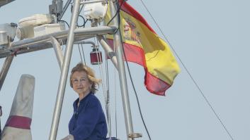 La reina Sofía sorprende siguiendo la regata de Felipe VI desde un barco