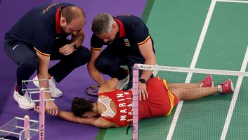 Carolina Marín abandona entre lágrimas la semifinal de bádminton por lesión en su rodilla derecha