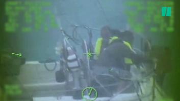 El espectacular rescate de la Guardia Costera a dos marineros a la deriva en medio de un huracán