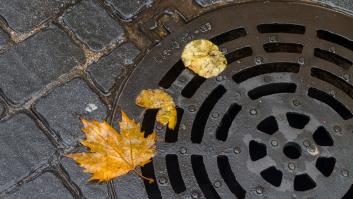 La desconocida multa a la que te expones por tirar aguas residuales por la alcantarilla de la calle