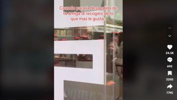 Van a buscar a una amiga para su despedida de soltera vestidas con un disfraz que es para verlo