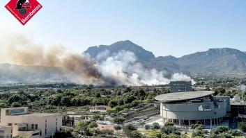 Evoluciona favorablemente el incendio en Benidorm que obliga a cortar la AP-7 y el suministro eléctrico