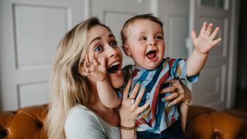 Pediatras y expertos piden a padres y madres dejar de decir estas frases a sus hijos