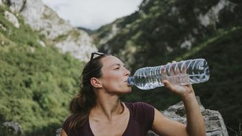 Estos son los efectos en la presión arterial al beber agua embotellada