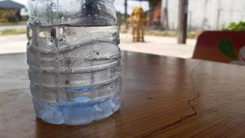 Pide una botella de agua en un bar y lo que le ocurre es para reflexionar hacia dónde vamos