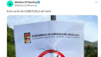 Este cartel visto en un pueblo de Cáceres se va de cabeza al podio de los mejores del verano