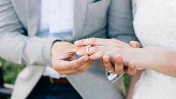 Indignación colectiva con la forma en la que han tenido que ir vestidas estas camareras en una boda