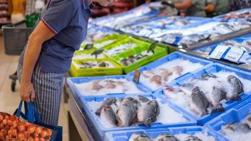 Cuenta la conversación que ha presenciado entre una clienta y un trabajador en la pescadería