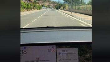 Enseña lo que hace su Tesla cuando hay unas cajas en mitad de la carretera