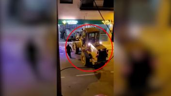 El espectacular intento de robar el cajero automático de dentro de un banco con una pala excavadora