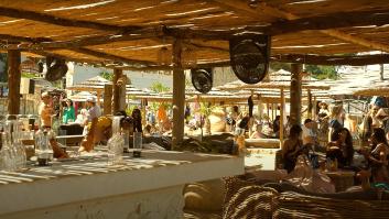 Descubre que la mesa del bar de playa no es una mesa y no sabe si llamar a la policía o a los arqueólogos