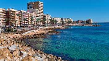 Turistas se topan con la invasión azul en una de las playas más concurridas de España: "Nunca había visto nada igual"