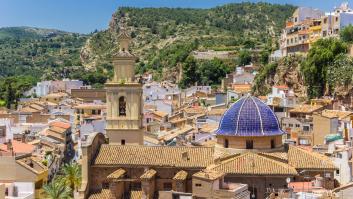 El pueblo donde se celebra la Tomatina: a una hora de Valencia y con un bello castillo medieval