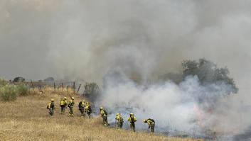 Regresan a sus casas los desalojados tras estabilizarse el incendio de Tres Cantos (Madrid)