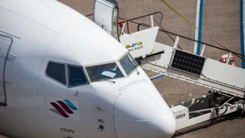 El piloto pide a los pasajeros que bajen inmediatamente del avión y luego despega completamente vacío hacia Mallorca