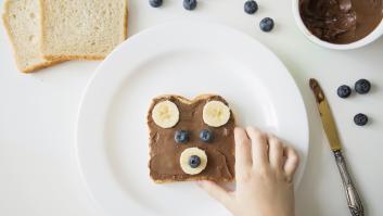 Un abogado aclara si un restaurante te puede negar darte un plato infantil por ser una persona adulta