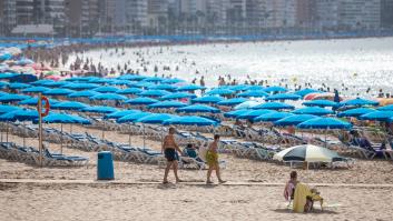 La policía de Benidorm envía un mensaje a los turistas que llegan 'quemados' de todo