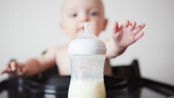 Un pediatra pide que no des bajo ningún concepto este tipo de leche a un bebé