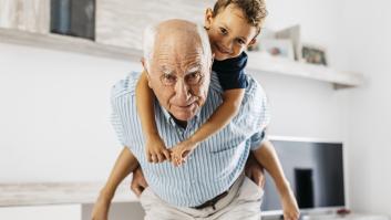Un psicólogo contradice a los que quieren que los abuelos no consientan a los nietos: "Están para eso"