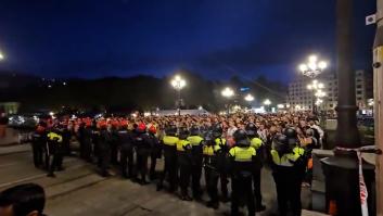 Los ciudadanos de Bilbao forman una muralla humana para proteger a los manteros de la policía