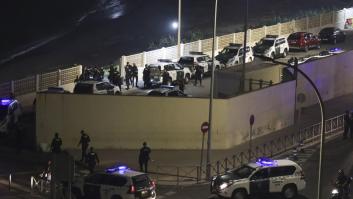 Un grupo de migrantes cruza nadando a Ceuta aprovechando la densa niebla