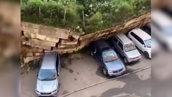 Una mujer salva su coche de forma milagrosa antes de que cayera un muro y destrozara siete vehículos