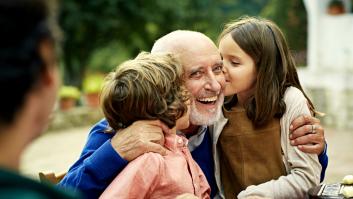 Un psicólogo pide a los abuelos y abuelas dejar de decir de inmediato estas frases muy comunes a sus nietos