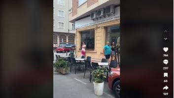 Aparca en el sitio donde un bar pone la terraza y el hostelero reacciona de una forma que trae cola