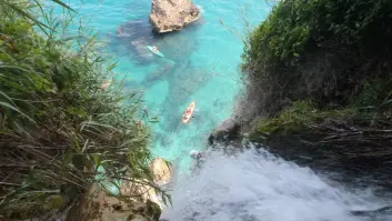 Esta es la fascinante cascada andaluza de 15 metros que cae directamente al mar