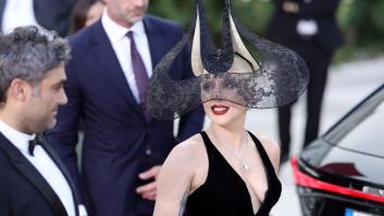 Lady Gaga y su imponente tocado colapsan el Festival de Venecia