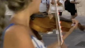 Una violinista brasileña toca 'Bella Ciao' en una calle de España: esto ocurre cuando pasan unos italianos