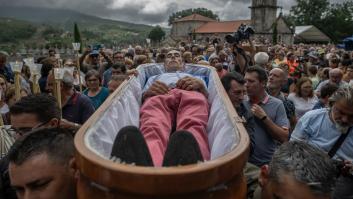 El pueblo de Galicia donde tienes que desfilar con la ropa que llevarías a tu funeral