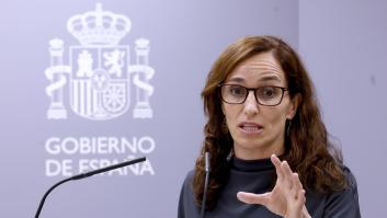 Vandalizan el coche de Mónica García con huevos y pegatinas nazis