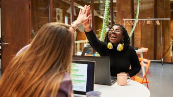 Un estudio en neurociencia da la clave para ser feliz en el trabajo con sólo dos elecciones diarias