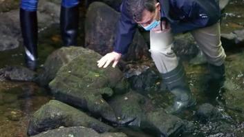 Se va al arroyo a pescar truchas y tropieza con algo entre las piedras que obliga la intervención urgente de arqueólogos