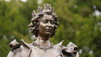 La nueva estatua de Isabel II crea polémica y piden retirarla