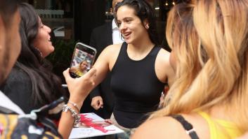 Rosalía se hace una foto con un fan, ella le aparta la mano de la cintura dos veces y las opiniones son unánimes