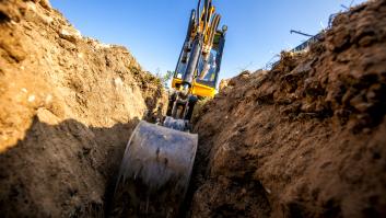 El jefe incumple con el pago de sus salarios y los operarios destrozan la obra terminada