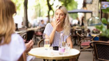 La Comisión Europea pide prohibir el tabaco y el vapeo en terrazas o parques