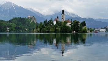 El increíble lago de Europa que oculta una iglesia con más de 6 siglos en su corazón