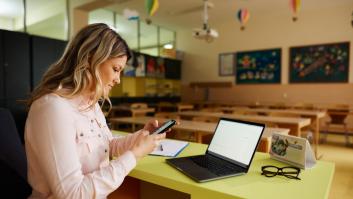 Una profesora le manda un 'sticker' por WhatsApp a una alumna y su reacción es para ponerle un examen sorpresa